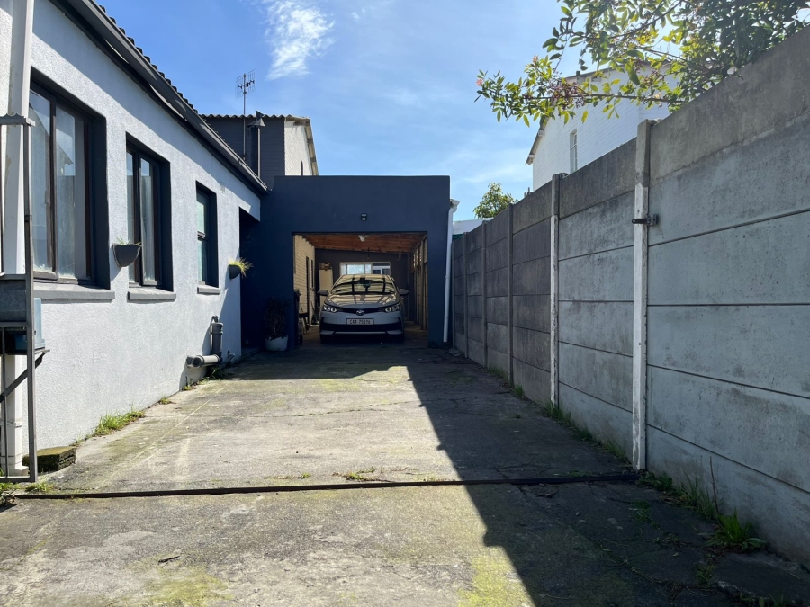 5 Bedroom Property for Sale in Grassy Park Western Cape